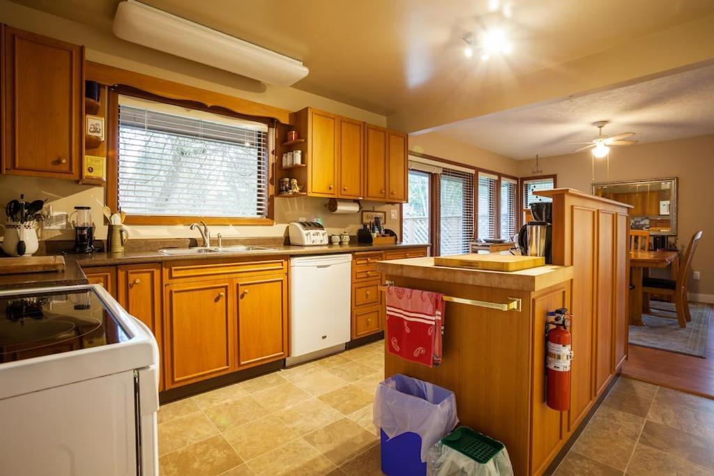 Coles Bay Vacation Retreat Villa North Saanich Bagian luar foto