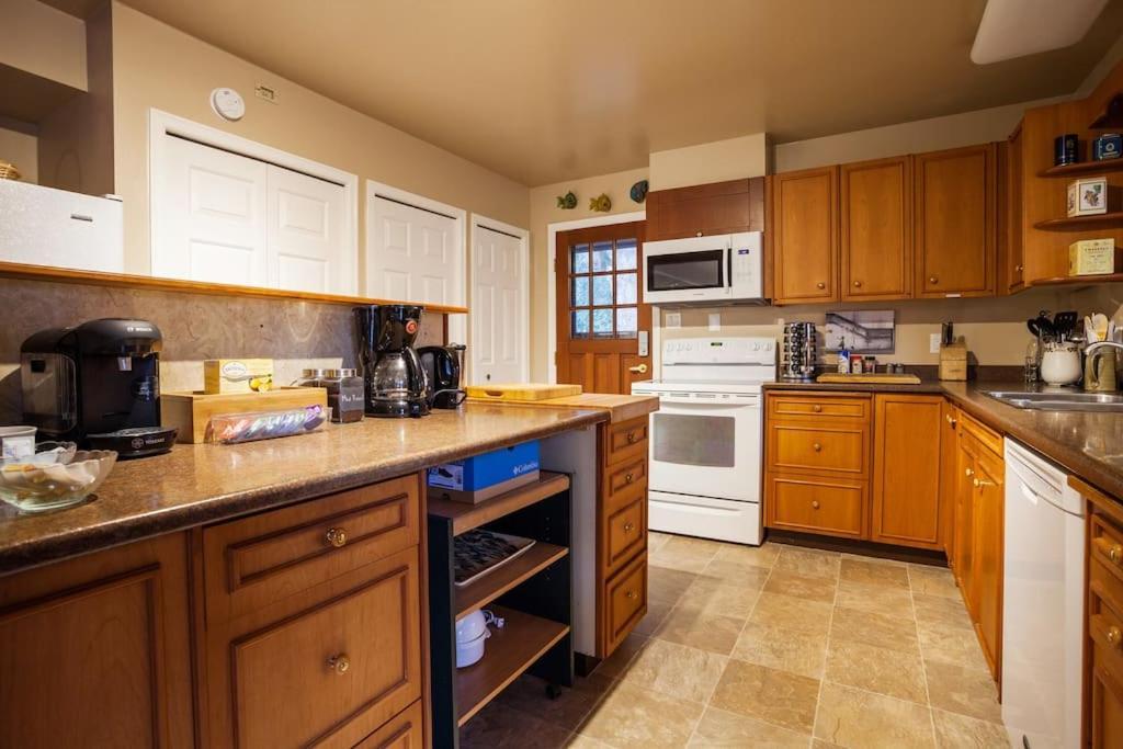 Coles Bay Vacation Retreat Villa North Saanich Bagian luar foto